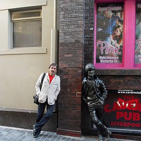 Фотография "With John Lennon, Cavern Pub, Liverpool."
