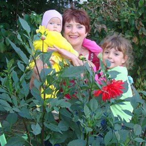 Фотография "с внучками Танюшкой и Юлечкой"