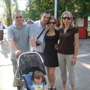 Фотография "Я(в юбке) с родными,2008г"