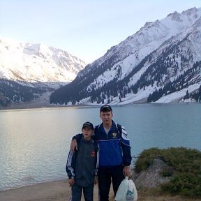 Фотография "Осень 2007г. Алматинское озеро. Высота 2000м над уровнем моря.
Я справа. Со мной старший сын Михаил."