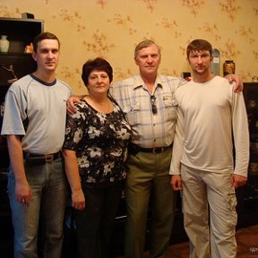 Фотография "Я и моя семья, дома.
Я между супругой и старшим сыном."