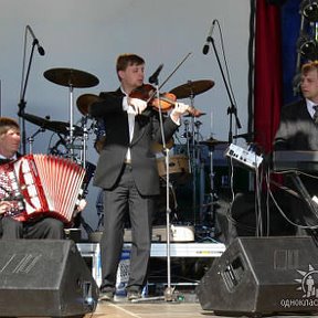 Фотография "Я по центру со скрипкой.Заходите на мой сайт www.panov-05.boom.ru или пишите по адресу panov-05@mail.ru"