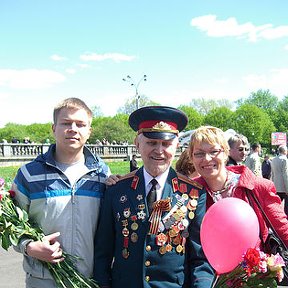 Фотография "9 мая 2011 года, Парк культуры им. Горького
Спасибо огромное всем, кто поздравил моего отца-участника ВОВ! На фото: с сыном Димой и папой Вениамином Ивановичем"