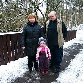 Фотография "с женой и внучкой,февраль 2010"
