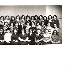 Фотография "1980 год, 3 курс бухгалтерского отделения Х-мансийского кооперативного техникума, я шестая с права в среднем ряду"
