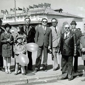 Фотография "Я с папой, младшим братом и подругой на параде 1-го мая 1981 г. МНР, г. Дархан"