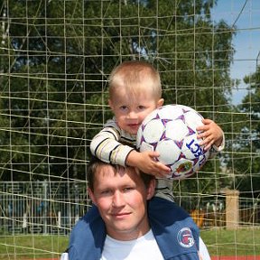 Фотография "Я с сыном перед игрой (лето 2008), учимся играть ))"
