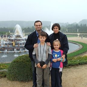 Фотография "Это сама Илона и сопровождающие её лица. Все они в Версале, это в 5 тыс. км. от родной Беер-Шевы. Надо же, такая глушь и такая роскошь."
