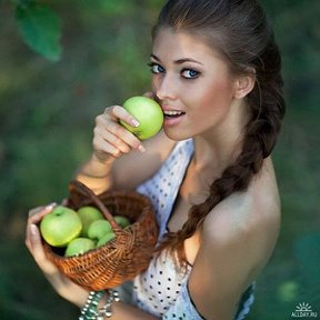 Фотография "Очень вкусное яблоко. Так и лезет в рот."