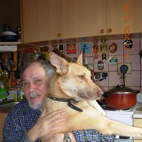 Фотография "Дома, на кухне, с любимым псом Пиней, в конце октября 2006"