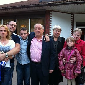 Фотография "мы со своего дня рождения: жена сына Нина,сын Дима,внук Владик,я,жена Надя,внучка сестры Алина,сестра Надя."