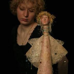 Фотография "Фотка сделана во время фотокросса, здесь я с новой причёской, и авторской куклой, которую мне подарила Лена Лисина"
