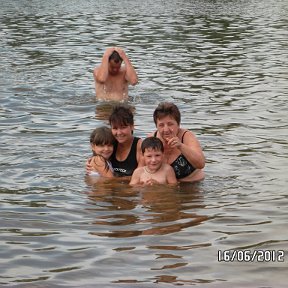 Фотография "Я И МОИ ВНУЧАТКИ ОТДЫХАЕМ НА ВОЛГЕ"