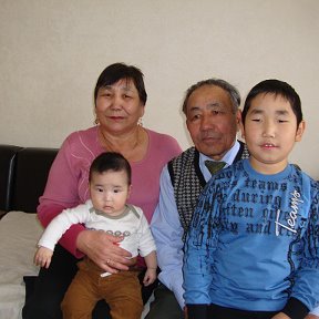 Фотография "Мы с внуками: старший Эрдня и маленький Очирка"