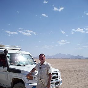 Фотография "Джип - удобное средство передвижения по пустыне."