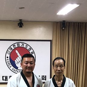 Фотография "С гранд мастером по Хапкидо, Kim Hyeng Sang, 9 дан, Korea Hapkido Federation, после тренировки"