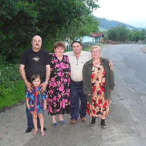 Фотография "На маминой родине..... С братом Николаем с сестрой Ульяной и дядя со своей дочей Кристиной"