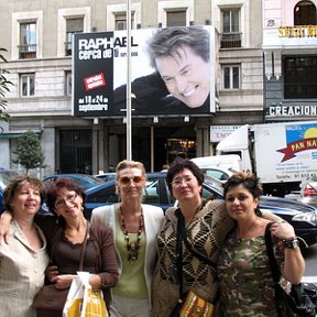 Фотография "Оля,Ася,Таня,я и Луиза Мадрид пере театром Гран ВИА"