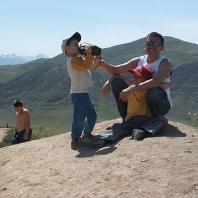 Фотография "Старая Нисса - 2006
С детьми - Тимуром и Аширом"