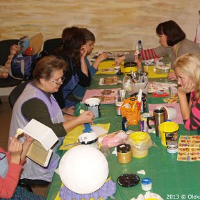 Фотография "Шанувальники декупажу зустрілися у храмі, де час натхненної праці минув непомітно, а святкові прикраси, що побачили світ, принесли велику радість їхнім творцям. Прагнете займатися декупажем? Звертайтеся до Вікторії: 050-413-1698, 093-05-1116, shosya@i.ua"