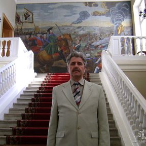 Фотография "Это я на парадной лестнице Академии наук, СПб, апрель 2008."