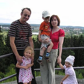 Фотография "Сортавала, 2009 год. Это наши племянники - Ярослав (на руках у Тани), Катя - платье в горошек, Верочка - в шапочке."