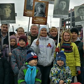 Фотография "Дети, племянники, внуки, Кольковы Г+В в "Бессмертном полку" с дядьками. Гоша и Петя погибли."