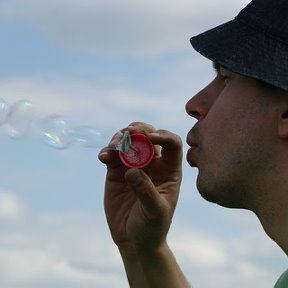 Фотография "Это я на ипподромев Ропше. Пускаю мыльные пузыри..."