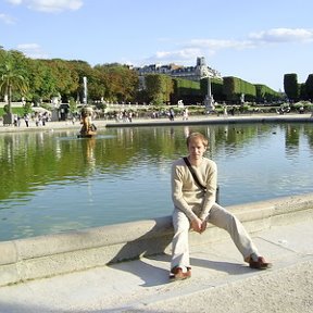 Фотография "Это я в Люксембургском саду год назад"