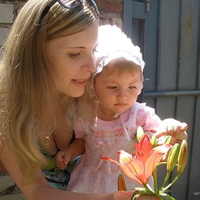 Фотография "Клумба!(я с дочей и лилия)."