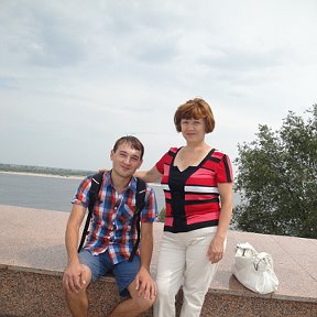 Фотография "Волглград ,я с сыном Михаилом набережная 2013г"