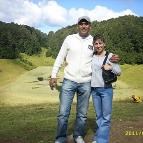 Фотография "я и жена в горах на фоне озера в виде следа великана, а также нескольких "торчков" которые добывают "веселые" грибочки."