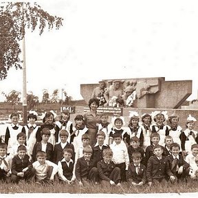 Фотография "это наш 3-в! перед летними каникулами на фоне памятника.1982 год.я вторая справа. п.Армянск Красноперекопский район"