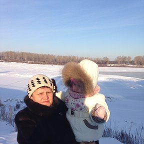 Фотография "Зимняя прогулка с внучкой на берегу Вятки г. Вятские Поляны"