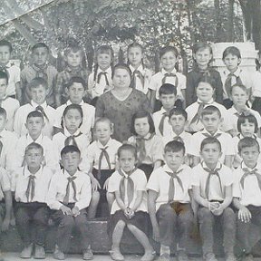 Фотография "Школа 1. 3,Б, Кл.рук-ль Людмила Ивановна. 1968 г. г.Алмалык"