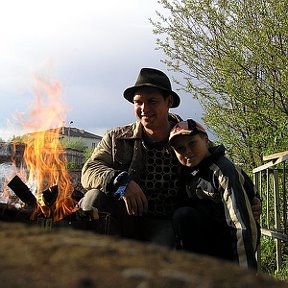 Фотография "С сыном Ришатом готовим угли для шашлыка после копки огорода"