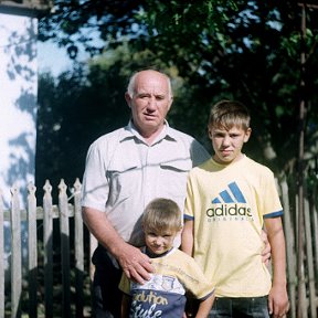 Фотография "дед и внуки"