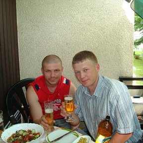 Фотография "Я и Сергей Егоров.Я справа.Просто по пиву..."