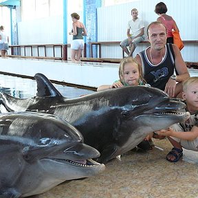 Фотография "Карадагский дельфинарий. Мои дети Ксюша и Артем. (Дельфин приятный на ощупь - мягкий и гладкий)"