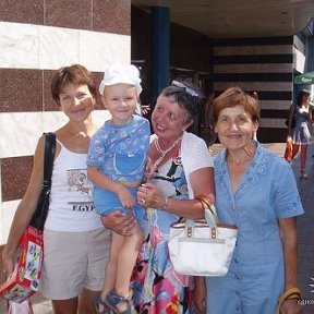 Фотография "Я справа, дочь Аня слева, посредине  моя подруга  Лена (однокурсница, живет в Америке) с моим внуком (Аниным  сыном) на руках. Август 2007 г."