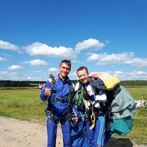 Фотография "После 1го прыжка с парашютом из АН -28 с 4200 метров(г.Киржач).Круто!P/S.Облака на 1500-1600 метрах."