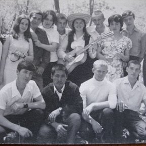 Фотография "Винсовхоз, 1го мая 1971 года. В кругу однокласников. Я первый справа в нижнем ряду. Наши девчёнки самые красивые!"