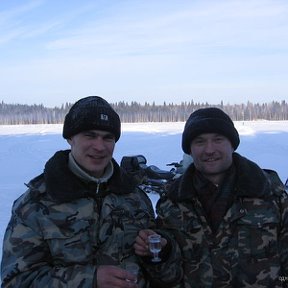 Фотография "2007, март,рыбалка, Кутамыш, я справа, слева Юра Казак."