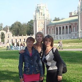 Фотография "Я справа. В ГМЗ Царицыно со своей сестрой и дочерью."