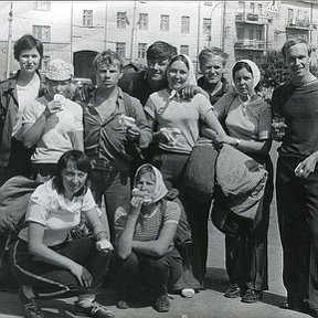 Фотография "САРАТОВ.Студенты политеха.9 мая 1975.Отправляемся на острова .Фотограф -Саня Хребет.Обратно он вернется через Волгу вплавь..."