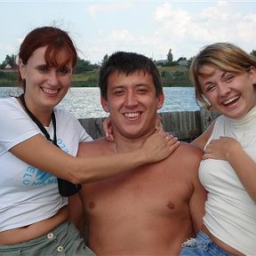 Фотография "Лето 2006! Я, со своими любимыми женщинами: женой и ее тетей! Хочется добавить, что фото сделано с жуткого похмела!!!"