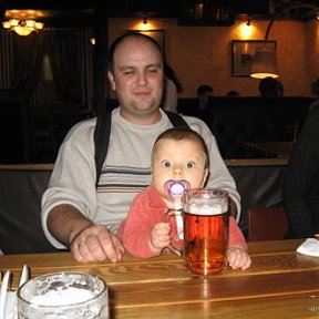 Фотография "Это опять я с сыном в пивном баре, октябрь 2007 года"