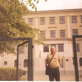 Фотография "Я  на  фоне  нашей  15  средней  школы  города  Риги.  Август  2006  года."