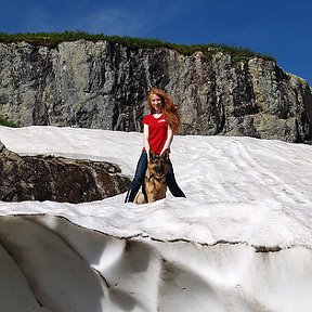 Фотография "Рыжая я и рыжая собака =) на одном из ледников Алтая."