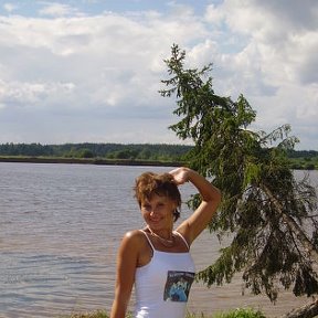 Фотография "это я в день рождения в елочках у реки Волга, счастливая и довольная как слон!"